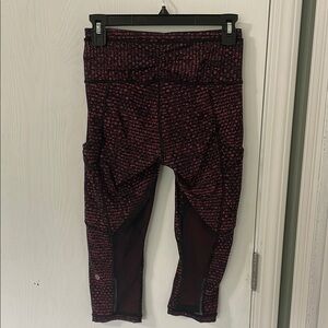 Lululemon Outrun 17" Crop Like New Leggings in the Plum / Black Pattern Size 6